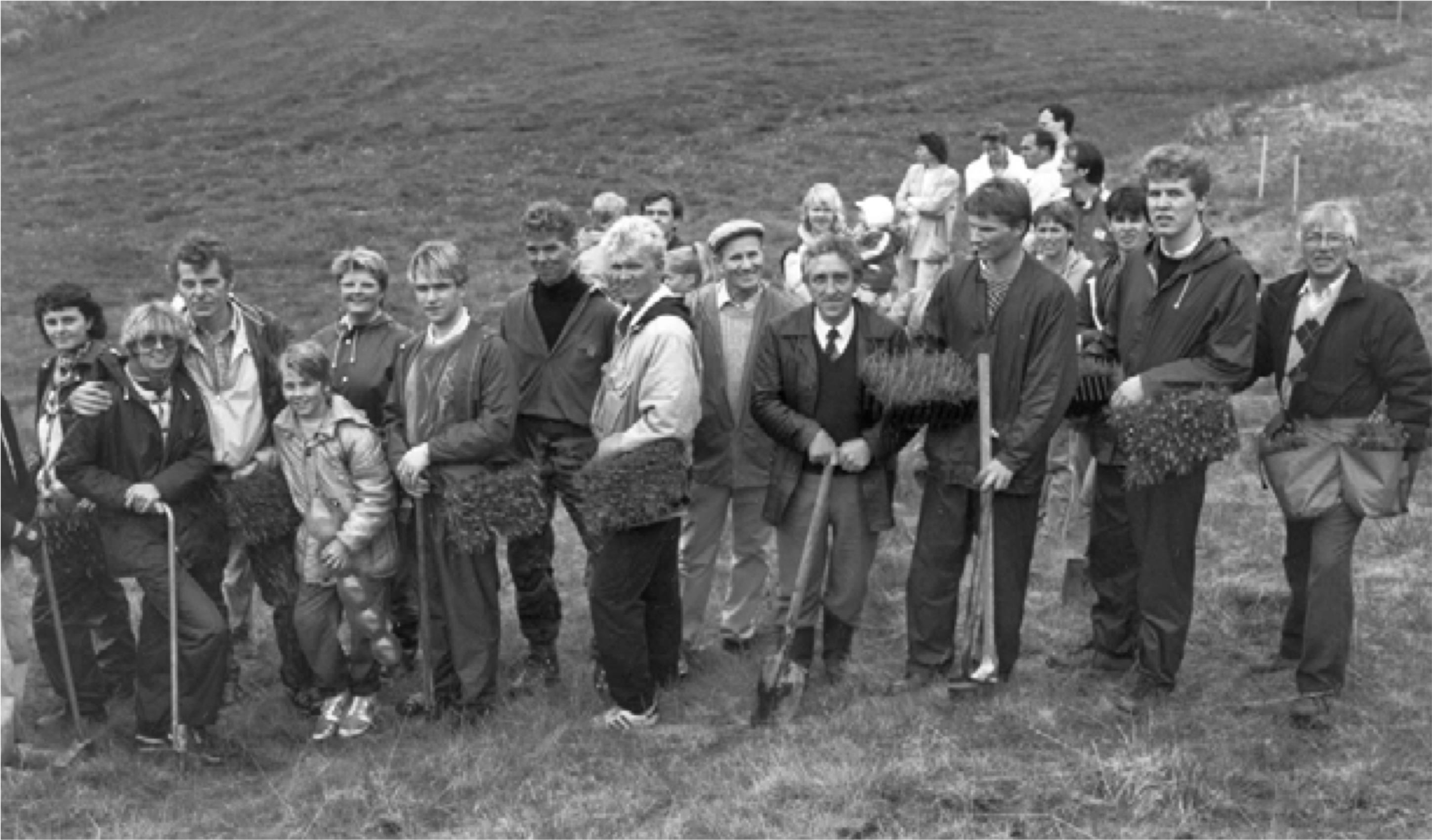 Fyrsti skógræktardagur BYKO á Drumboddsstöðum 14. júní 1987. Hópur glaðbeittra starfsmanna tilbúinn til gróðursetningarstarfa. Ljósmynd úr Skógræktarritinu 1-2012 Fyrsti skógræktardagur BYKO á Drumboddsstöðum 14. júní 1987. Hópur glaðbeittra starfsmanna tilbúinn til gróðursetningarstarfa. Ljósmynd úr Skógræktarritinu 1-2012