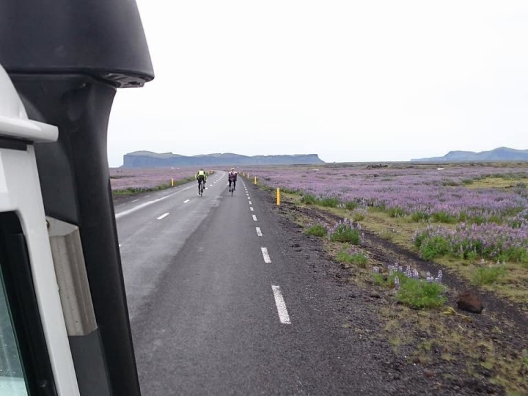 Hér er hjólað á Mýrdalssandi og Hjörleifshöfði fram undan.