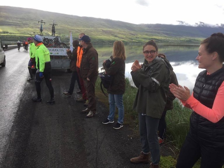 Samstarfsfólk og vinir stóðu við veginn á nokkrum stöðum á leiðinni til að hvetja liðið áfram. Þessi mynd er tekin á Leiruveginum við Akureyri um áttaleytið á fimmtudagsmorgun.
