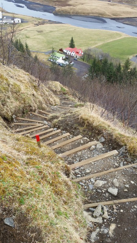 Þær aðferðir sem þróaðar hafa verið við stígagerð á Þórsmörk nýtast vel í þjóðskógunum. Mannvirkin eru felld inn í umhverfið og íslenskt efni notað eins og mögulegt er. Myndin er úr Klausturskógi og sést til bæjar neðan skógarins. Mynd: Hreinn Óskarsson.