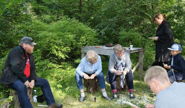 Benedikt Axelsson kenndi ungum sem eldri réttu handbrögðin við tálgun.