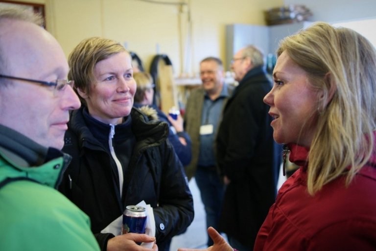 Hér er Hrefna Jóhannesdóttir, skipulagsfulltrúi Skógræktarinnar (t.h.) á spjalli við Kjersti Bakkebø Fjellstad, framkvæmdastjóra NordGen Skog, og Gunnar Friis Proschowsky sem hélt erindi á ráðstefnunni um trjákynbætur og varðveislu erfðaefnis trjátegunda í Danmörku.