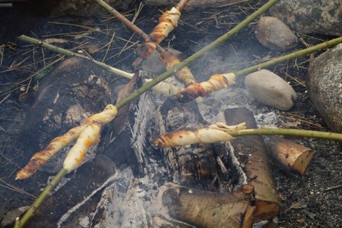 Pitsu-snúbrauðin yfir eldinum
