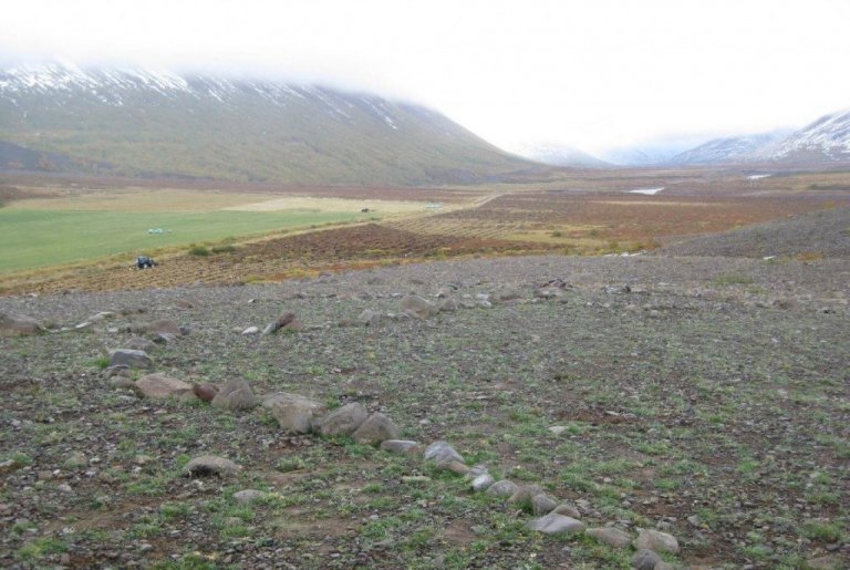 Á Belgsá er bæði gróðursett í snauða mela sem þarfnast áburðar og lyngmóa sem nauðsynlegt er að jarðvinna fyrir gróðursetningu. Mynd: Rúnar Ísleifsson.