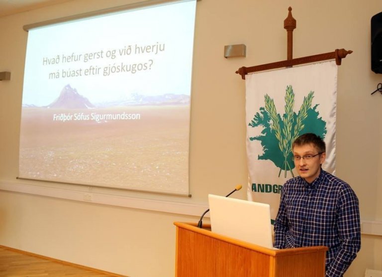 Friðþór Sófus Sigurmundsson landfræðingur talaði um hvað gerst hefur eftir öskugos og við hverju má búast en einnig um eyðingu birkiskóga í Þjórsárdal á öldum áður. Mynd: Áskell Þórisson..