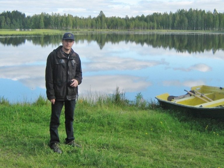 Óskar við tvö af einkennum finnskrar náttúru, stöðuvatn og skóg.