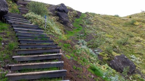 Í Þórsmörk og svæðunum í kring er reynt að fella þrep og önnur mannvirki inn í landslagið. Hér sjást aðeins þrepin sjálf en ekki undirstöðurnar. Þannig líta tröppurnar út eins og þær hafi verið lagðar í landslagið. Staðargróður er tekinn til hliðar meðan á framkvæmdum stendur og sárum lokað með honum að verki loknu.