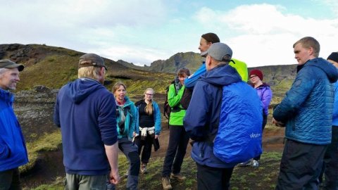Á námskeiðinu skiptist á skin og skúrir. Hér er blíða þar sem þátttakendur skoða sig um á vettvangi og skeggræða um það sem fyrir augu ber.