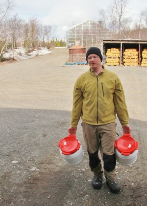 Benjamín Örn með eftirtekjuna, um 30 lítra af birkisafa.