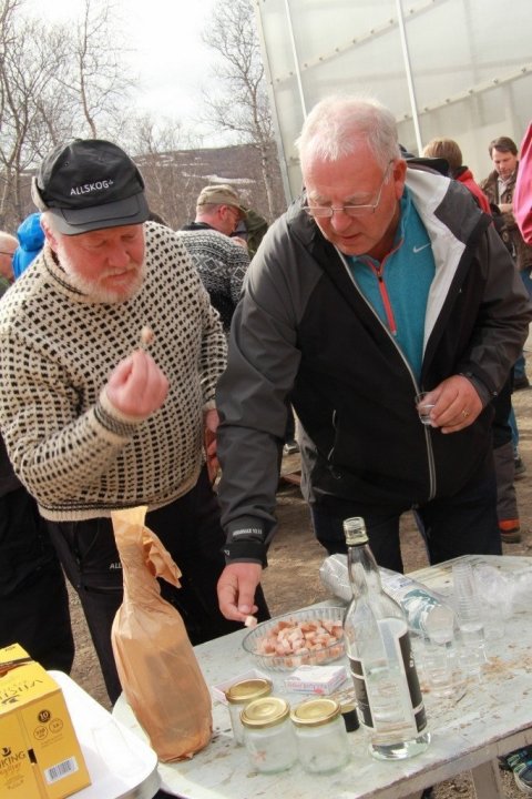 Hvað er þjóðlegra en hákarl og brennivínstár?