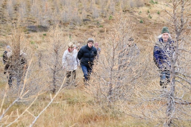 Hjónin Friðrik Jóhannsson og Henrike Wappler, skógar- og sauðfjárbændur á Brekkulæk í Miðfirði, ganga með ráðherra og fylgdarliði um skógrækt sína..