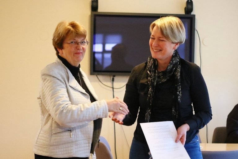 Sigríður Júlía Brynleifsdóttir, sviðstjóri skógarauðlindasviðs, tekur við ráðherrabréfi um búskaparskógrækt af Sigrúnu Magnúsdóttur, umhverfis- og auðlindaráðherra..