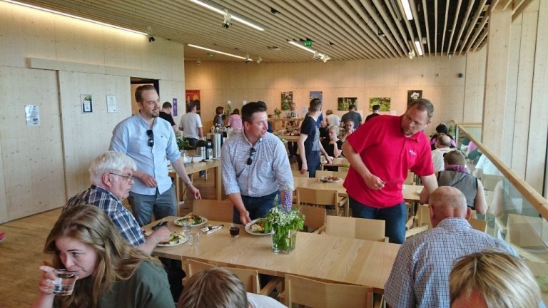 Úr matsal byggingarinnar. Allt er gert úr timbri og umhverfið verður því hlýlegt og manneskjulegt.