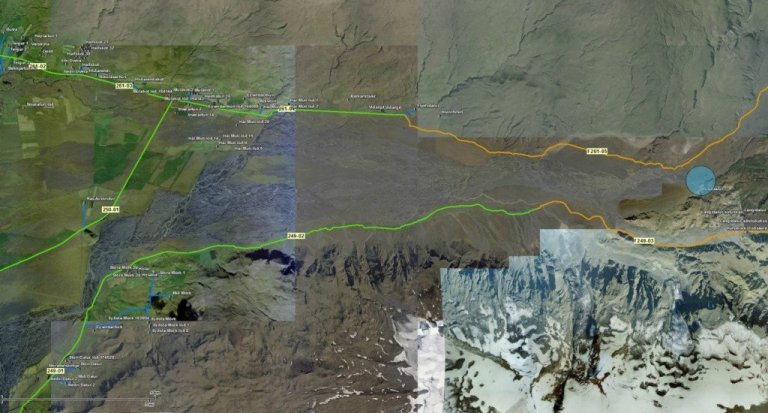 Á þessari loftmynd sést afstaða brúarinnar við umhverfið. Brúarstæðið er merkt með bláu.
