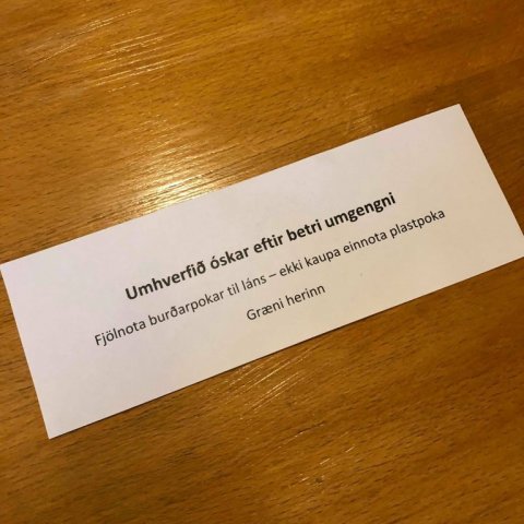Sams konar ábending sem minnir fólk á fjölnota burðarpokana og að umhverfið óski eftir betri umgengni