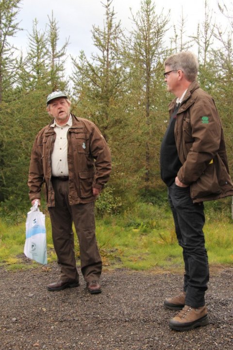 Þröstur Eysteinsson og Aðalsteinn Sigurgeirsson segja frá kynbótastarfi Skógræktar ríkisins. Lerkiblendingurinn Hrymur í baksýn.