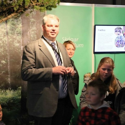 Sigurgeir Sindri Sigurgeirsson, formaður Bændasamtakanna, var einn fjölmargra sem heimsóttu bás Skógræktarinnar á landbúnaðarsýningunni í Laugardalshöll. Þar mátti fræðast um skógrækt á lögbýlum, kolefnisbindingu í skógi og margt, margt fleira. Ljósmynd: 