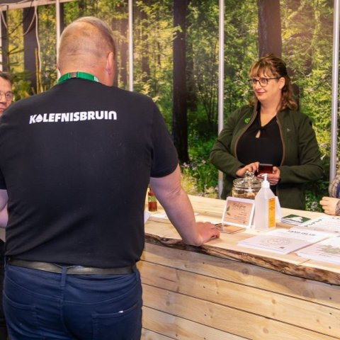 Edda og Brynja á spjalli við forystumenn skógarbænda, Jóhann Gísla og Hlyn Gauta.  Ljósmynd: Pétur Halldórsson
