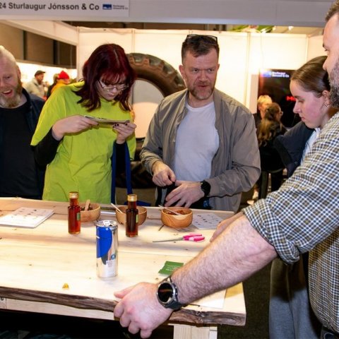 Trausti sinnir áhugasömum gestum.  Ljósmynd: Pétur Halldórsson