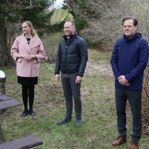 Ásthildur Sturludóttir, bæjarstjóri á Akureyri, Guðundur Ingi Guðbrandsson, umhverfis- og auðlindaráðherra, og Guðmundur Haukur Sigurðsson, framkvæmdastjóri Vistorku. Ljósmynd: Pétur Halldórsson