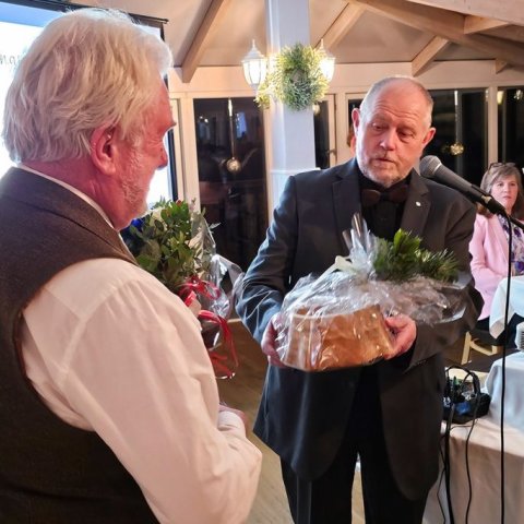 Sæmundur Þorvaldsson þiggur Skógarmannaskál úr höndum Þrastar skógræktarstjóra fyrir vel unnin störf. Ljósmynd: Pétur Halldórsson