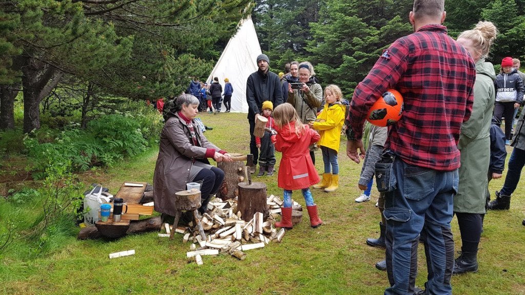 Ólafur Oddsson, fræðslufulltrúi Skógræktarinnar, og Eygló Rúnarsdóttir leiðbeina við tálgun. Ljósmynd: Hreinn Óskarsson